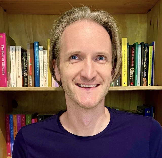 Livro aberto com histórias ganhando vida